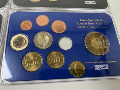 12 coffrets numismatique de pièces en Euro...