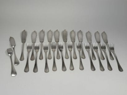 Série de 12 couverts à poisson en métal argenté,...
