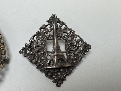 Deux broches fantaisie en métal ajouré, l'une...