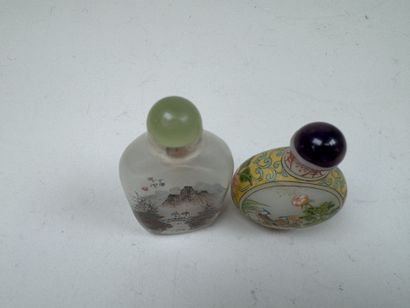 CHINE, XXe.
Deux tabatières en verre à décor...