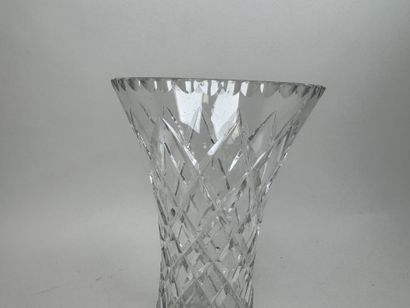Vase en verre taillé à décor de motifs géométriques.
H....