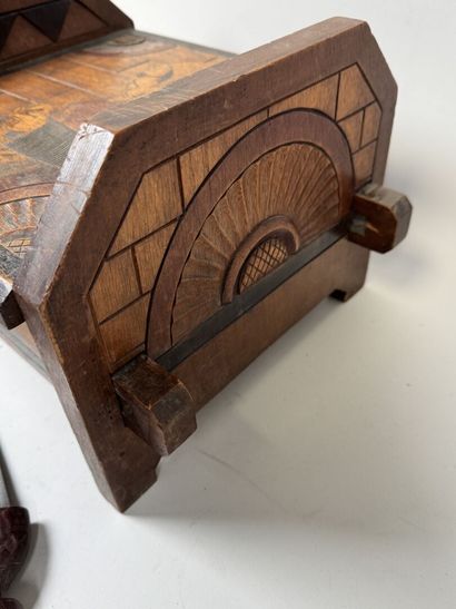 Set consisting of:
- A large, molded, polychrome...
