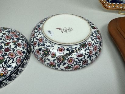 GIEN.
Lot en faïence polychrome comprenant...
