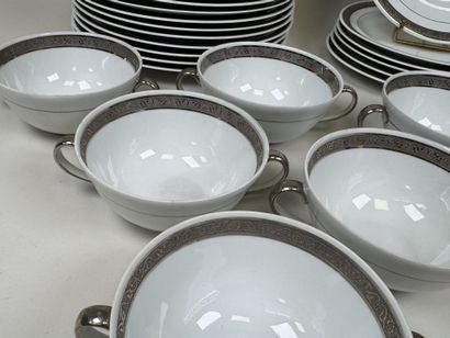 C.P. à Limoges.
Partie de service de table...