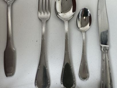 Partie de ménagère en inox comprenant :
-...