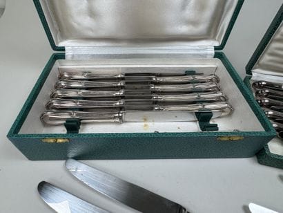 Série de 12 couteaux de table et 12 couteaux...