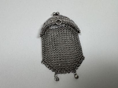 Petite bourse en argent à décor ciselé de...