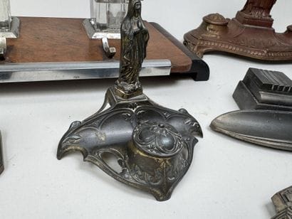 A collection of 11 desk inkwells with pen...