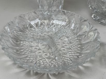 Grande bonbonnière en cristal taillé à décor...