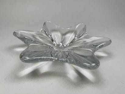 BACCARAT.
Coupe en forme d'étoile en cristal.
Estampillée.
6...