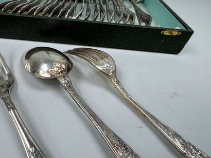 Série de 12 couverts de table en métal argenté,...