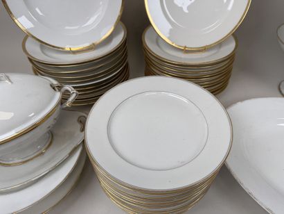 Deux parties de service en porcelaine blanche...