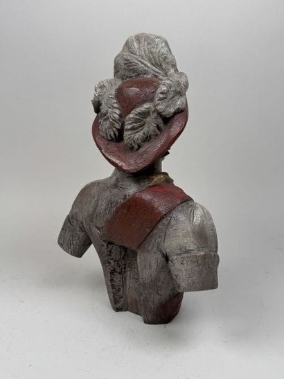 Sujet en résine polychrome figurant un personnage...