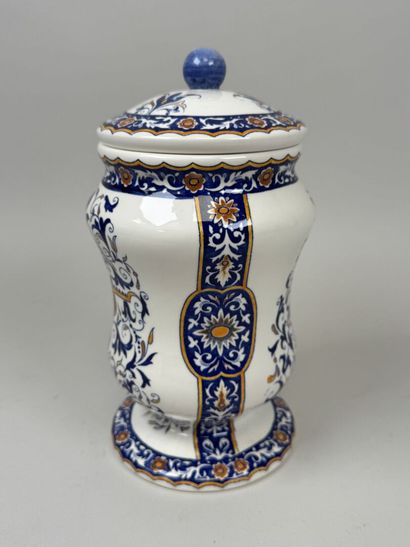 GIEN.
Polychrome earthenware covered pot...