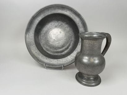 Grande plat creux et pichet en étain.
D....