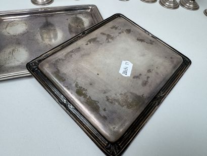 Deux petits services à alcool en métal argenté...