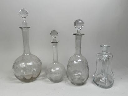 Ensemble de 4 carafes ou carafons en verre...