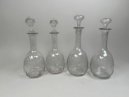 4 carafes en verre pouvant former 2 paires...