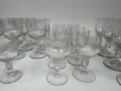 Divers verres en cristal et verre comprenant...