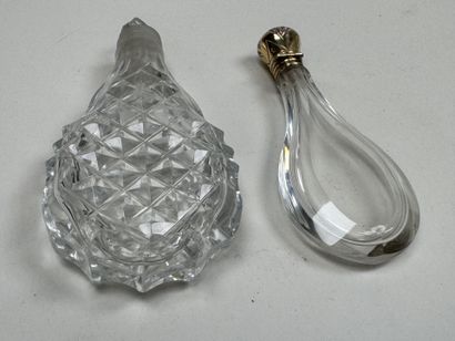 Deux flacons à sel en cristal taillé, l'un...