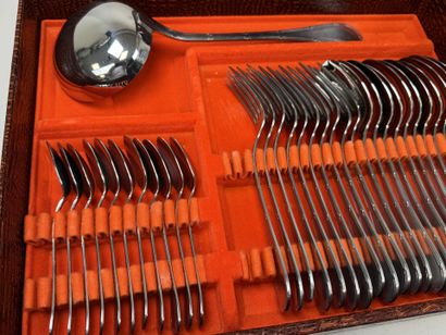 Partie de ménagère en inox comprenant :
-...