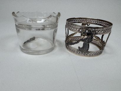Encrier en verre moulé, la monture en argent...