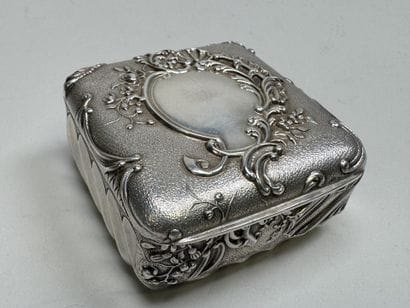 Petite boite en argent à décor en repoussé...