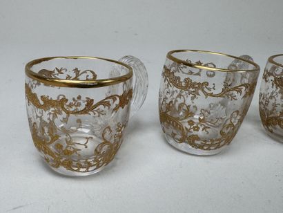 Série de 8 petites tasses en cristal moulé...