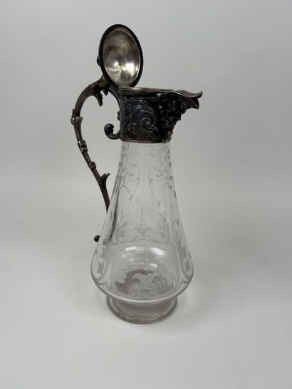GALLIA.
Crystal ewer with an engraved design...