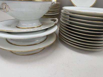 Deux parties de service en porcelaine blanche...