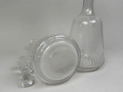 Paire de carafes en verre à décor strié.
H....