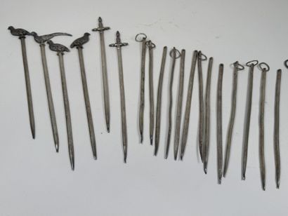 WISKEMANNE.
20 silver-plated skewers, including...