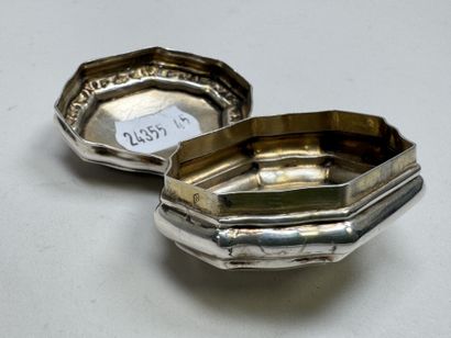 Petite boite pilulier en argent à décor d'un...
