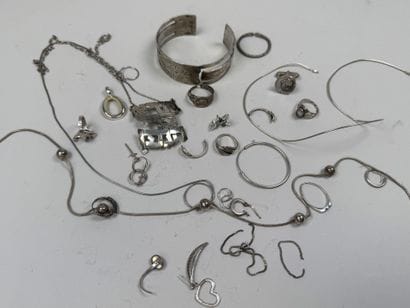 Lot de bijoux fantaisies en argent ont colliers,...
