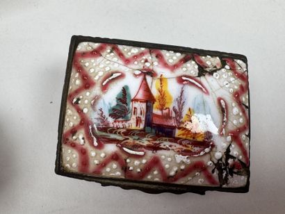 Trois petites boites piluliers en porcelaine...