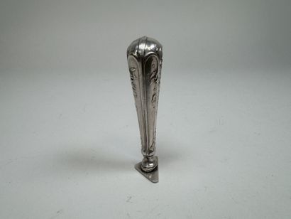 Sceau à cacheter en argent repoussé à décor...