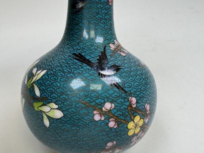 ASIE, XXe.
Vase balustre en émail cloisonné...