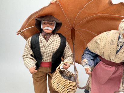 Deux grands santons en terre cuite et tissu.
Signés.
H....