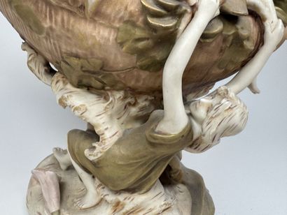 ROYAL DUX BOHEMIA.
Grande coupe en porcelaine...