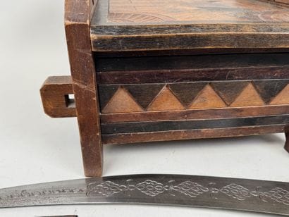 Set consisting of:
- A large, molded, polychrome...
