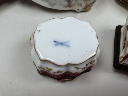 Trois petites boites piluliers en porcelaine...