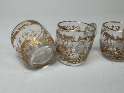 Série de 8 petites tasses en cristal moulé...