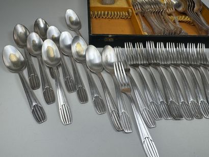 Diverses parties de ménagères en métal argenté...