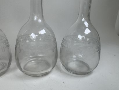 4 carafes en verre pouvant former 2 paires...