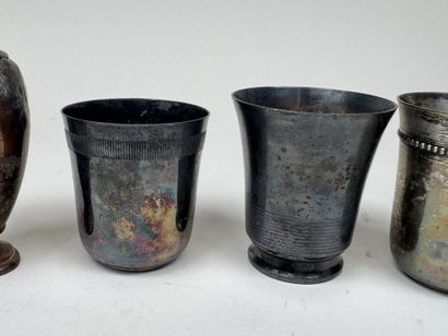 Quatre timbales en métal argenté à décor...