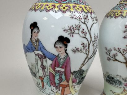 CHINA, 20th century.
Pair of baluster vases...