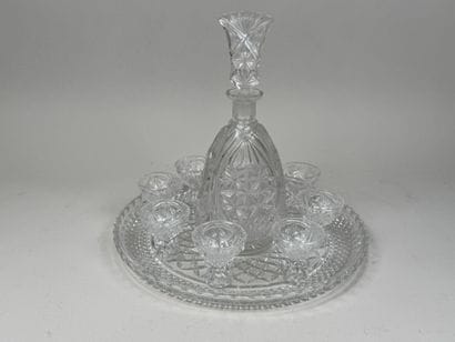 Partie de service à liqueur en verre moulé...