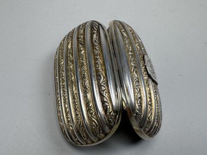 Petit porte-monnaie en argent à ciselé d'un...