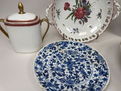 Lot en faïence polychrome comprenant :
-...
