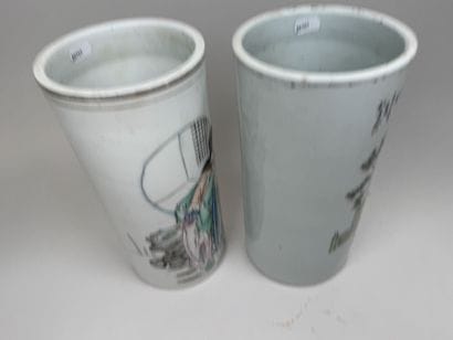 CHINA, 20th century.
Two cylindrical vases...